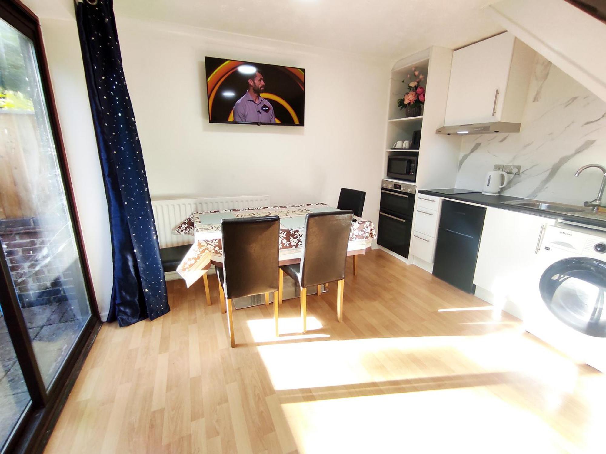 The Swans - Two-Bedroom City Centre House With Parking Оксфорд Екстериор снимка